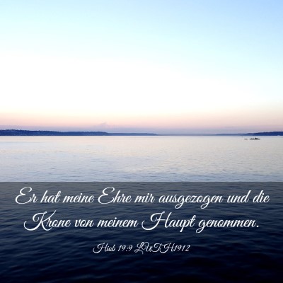 Picture 03 - Hiob 19:9 LUTH1912 - Er hat meine Ehre mir ausgezogen und die Krone - Bible Verse Picture