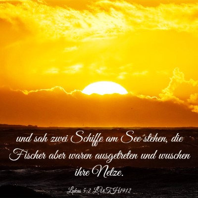 Picture 03 - Lukas 5:2 LUTH1912 - und sah zwei Schiffe am See stehen, die Fischer - Bible Verse Picture