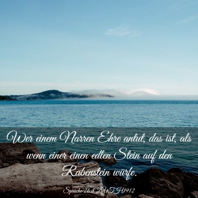 Picture 03 - Sprüche 26:8 LUTH1912 - Wer einem Narren Ehre antut, das ist, als wenn - Bible Verse Picture